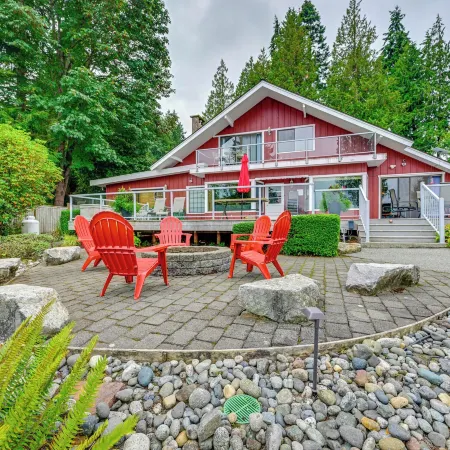 Waterfront Kingston Getaway: Beach Access On-site!