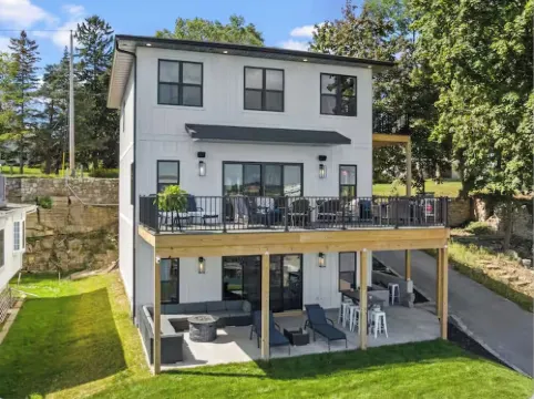 Waterfront oasis steps from downtown Sturgeon Bay!