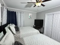 Charming Full Modern Home+Free Parking+Fast Wi-Fi & Centrally located Hotels in Rich Township