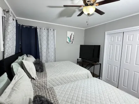 Charming Full Modern Home+Free Parking+Fast Wi-Fi & Centrally located