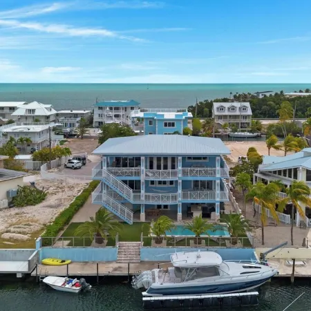 KEY LARGO 5 Bed Waterfront STUNNER with Elevator, Pool & Dock mins to the Reef