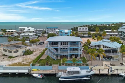 KEY LARGO 5 Bed Waterfront STUNNER with Elevator, Pool & Dock mins to the Reef - 4-Star