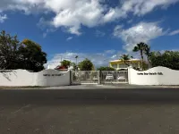 NEW magnificent one bedroom on the beach of Baie Nettlé swimming pools tennis courts Hotels in Sandy Ground