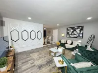 Charming Full Modern Home+Free Parking+Fast Wi-Fi & Centrally located Hotels in Rich Township