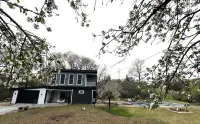 New  house with pickle ball court  game room 5 min  Bass Lake Knox Indiana!