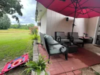 Secluded, acreage,1.5m to dwntn-fishing-paddleboat-nature trail-KING Sleep# Bed