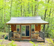 Private Tiny Cabin & Mountain Hiking!