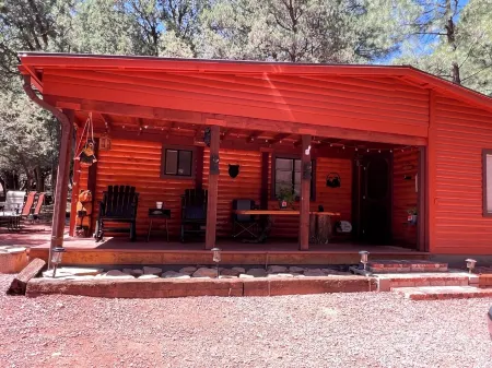 Cool cabin with AC in charming Pine
