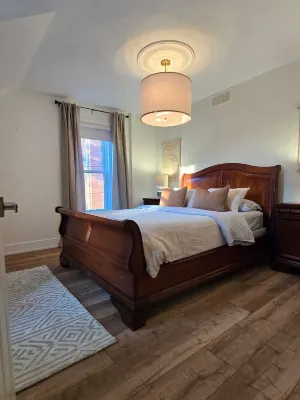 Charming 2-bedroom historic home with WiFi and AC in Grimsby Hotels in Grimsby