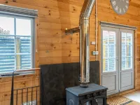 Walliswood Lodge - Rural Retreat - Newly converted, Wood Burner, Air Con, wi-fi 도킹 호텔