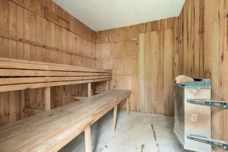 100-year old  farm house with swimming pool Отели в г. Турриальба