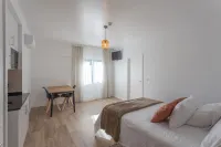 Room with private bathroom and pine forest view at Casa das Vinhas in Sesimbra