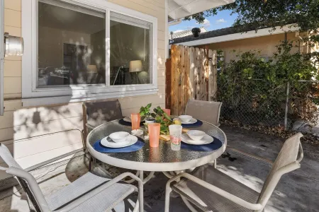 Eclectic Tech and Family Friendly with Gaming 5 min Walk to Meta in Menlo Park Отели рядом с достопримечательностью «Мета Хедквотерс»