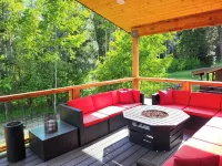 Brand new charming 3-bedroom house in marvelous Ronald with WiFi, AC, hot tub.