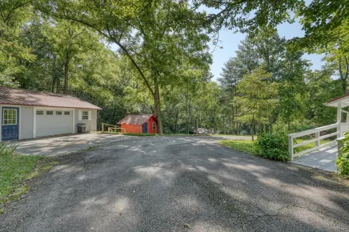 Cabin Between the Meadows - 2 BR, Country Home, Mountain Views, Dog-friendly!