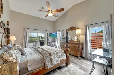 Waterfront/Kayak with Manatees/Heated Pool/Bikes/Firepit/Fish/close to Beaches Hotels near All Star