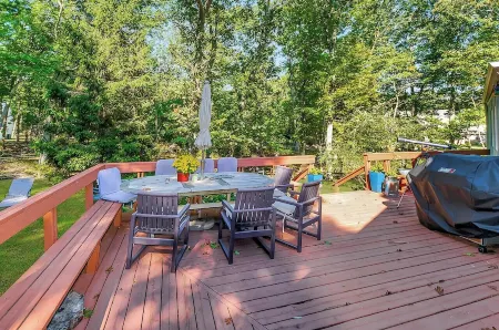 Shelter Island Spacious Getaway with Cozy Fireplace