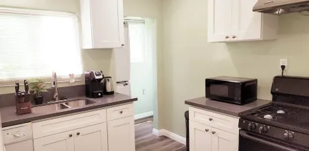 Prime Location: Remodeled 2-Bed/1-Bath with Private Entrance！