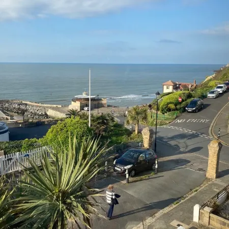 Bermuda House with parking, good sea view and minutes from beach and shops