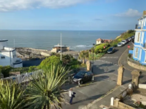 Bermuda House with parking, good sea view and minutes from beach and shops