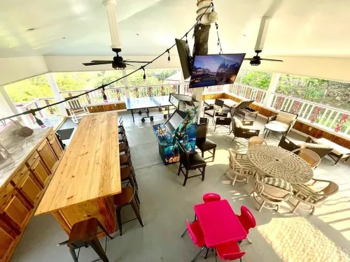 Sleep 10 in this Utila Suite, complete with full kitchen. Hotels in Utila