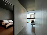 128 LIM - 2005 Stay Only Tower Suite