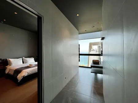 128 LIM - 2005 Stay Only Tower Suite