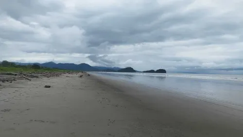 Warm and Family Accommodation. Ideal for Couples and Families. 2 min Beach. Hotels in Nuqui