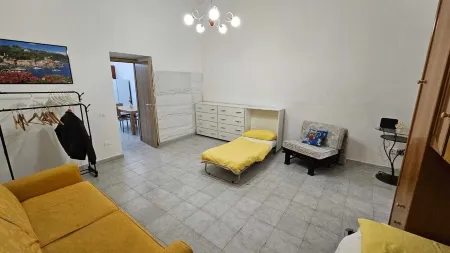2 minutes from the Train .Apartment great for families and groups