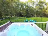 Luxury in Poconos - 3BR 3BA - Family and Pet friendly-Hot tub-Game Room-Firepit!