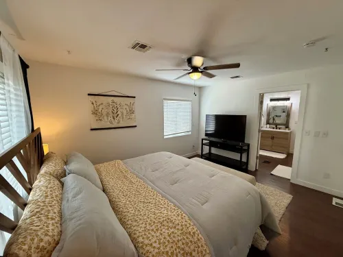 Spacious 4-bedroom, pet friendly, outdoor games, fire pit in charming Fruita