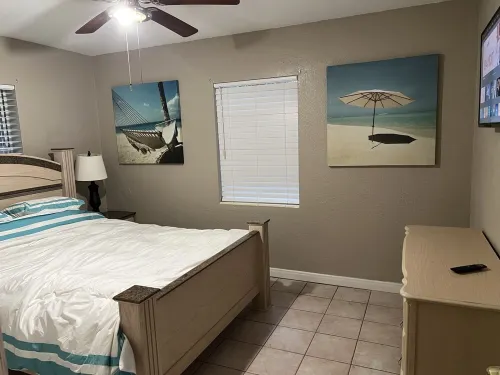 Cozy home in walking distance of a large number of seafood restaurants.