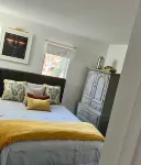 Spacious 4-bedroom Modern Architecture Cozy Getaway with Fitness Room, WiFi Hotels in Bristol