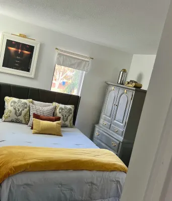 Spacious 4-bedroom Modern Architecture Cozy Getaway with Fitness Room, WiFi Hotels near Bristol Public Library