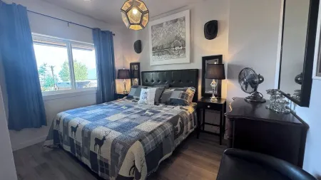 Cozy Country Retreat at the Baker Ranch. Pet Friendly with a Pet Fee. Lake View.