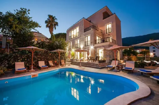 Moderna Luxury Apartments- One bedroom apartments with balcony Отели рядом с достопримечательностью «Церковь Святого Михаила»