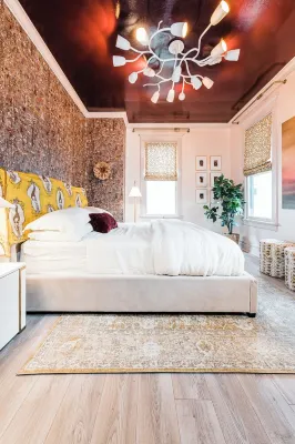 Amazing HGTV Designer King bedrm unit with zero gravity bed and king sofa bed