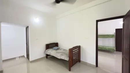 Charming 1-bedroom house in Koyilandy with WiFi and 2 bunk beds Отели рядом с достопримечательностью «Kappad Beach»