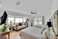 Dockside Waterfront 3-bedroom house, Plunge Pool, Chef's Kitchen in College Park