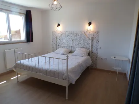 Large gite sleeps 4 plus 1 cot Отели в г. Круазий