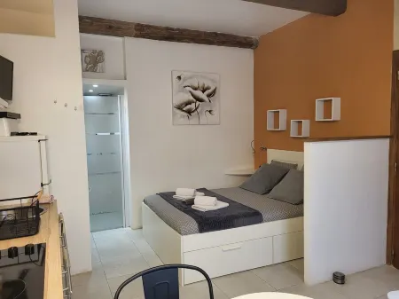 Cosy Studio Dans le Centre D'uzes à Deux pas du Duché et de la Place aux Herbes
