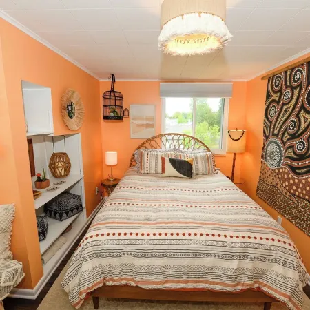 Colorful & Fun 3br/2ba GEM in East Tawas - Close to Sand, Shops, and Sunrises!