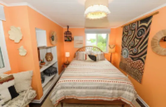 Colorful & Fun 3br/2ba GEM in East Tawas - Close to Sand, Shops, and Sunrises!