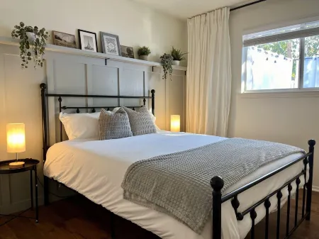 Chic &Cozy House, Outdoor Patio with golf put, king & queen beds & travel crib Отели рядом с достопримечательностью «The Quarry Splash Pad»