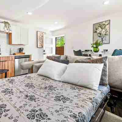Modern 1BR Retreat, Near Downtown Dallas + Parking Rooms