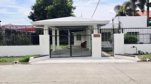 3 Bed Comfy Country House with Garden walking distance to SM Mall Hotels in San Fernando