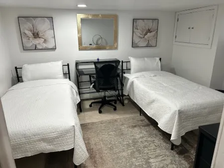 An ideal peaceful getaway- 3-bedroom apartment in charming East Orange with WiFi