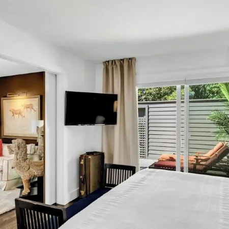 3BR secluded gem w/ pool, minutes to beaches/marinas, walk to town & restaurants