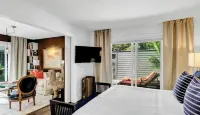 3BR secluded gem w/ pool, minutes to beaches/marinas, walk to town & restaurants