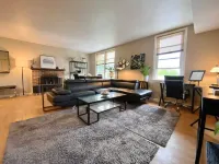 Charming 2-bedroom townhome with AC,  Ridley Park near Boeing, Train, Philly Hotels in Ridley Park